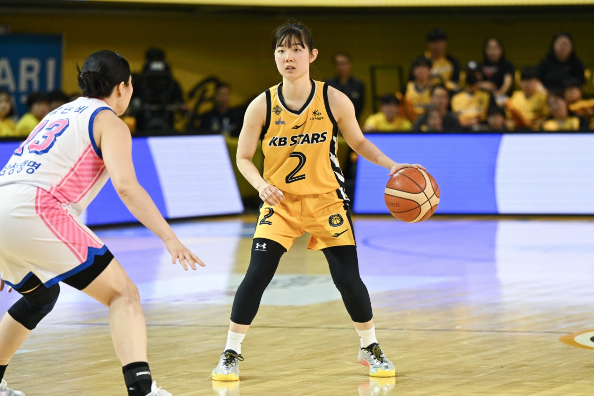 Heo Ye-eun is attempting a dribble. /Photo=WKBL