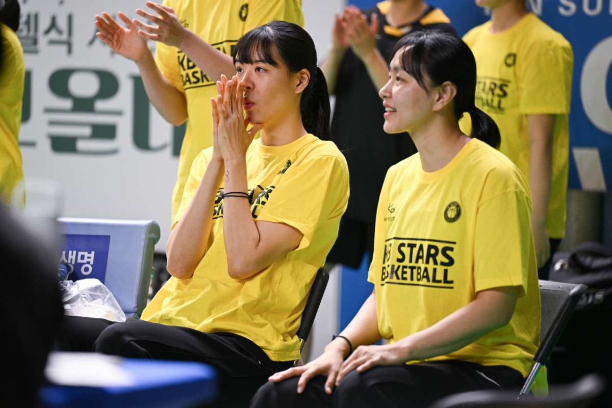 Пак Джи Су (слева), который пропустил из-за травмы, наблюдает за третьим матчем чемпионата по профессиональному баскетболу среди женщин на скамейке запасных, который состоялся 26-го числа в 14:25 в крытой гимназии Йонъин. /Фото = Предоставлено WKBL.