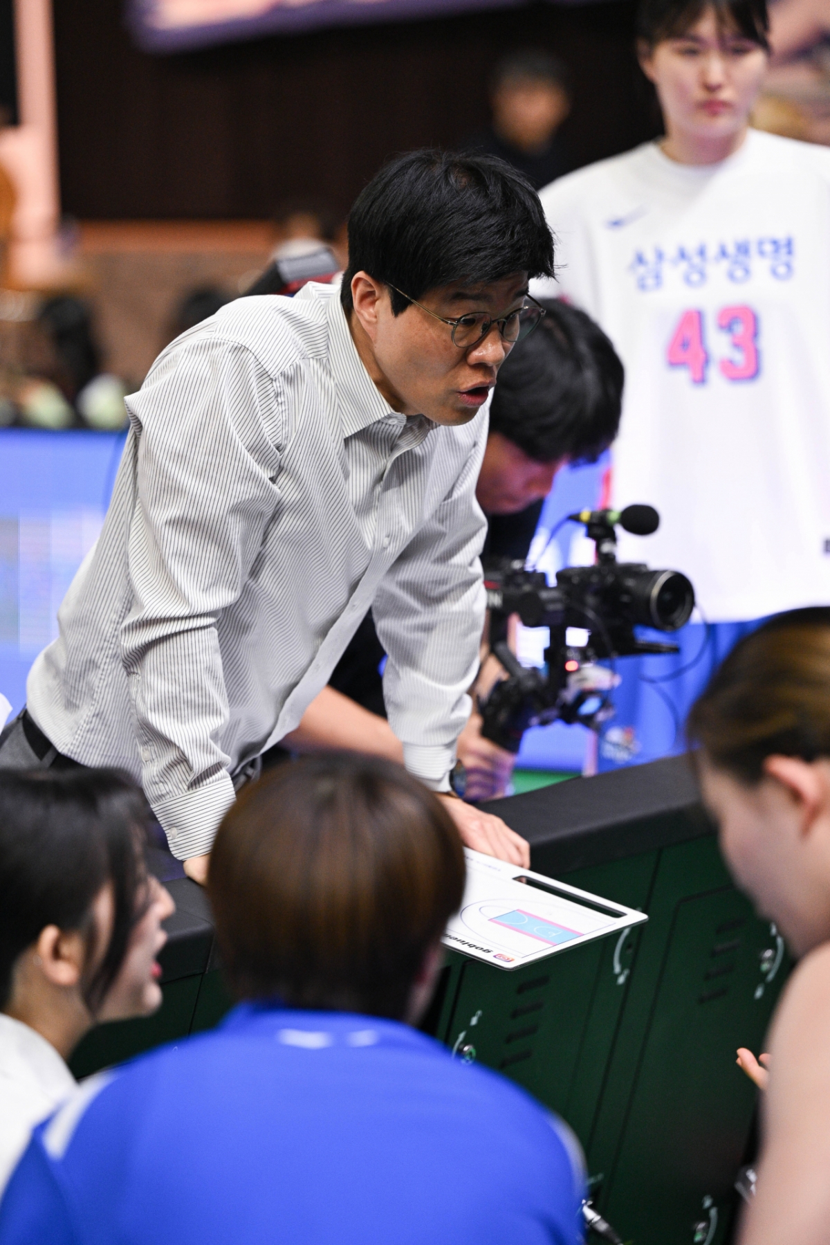 Ха Сан Юн Ён, менеджер Samsung Life Insurance, руководит операцией во время третьей игры чемпионата по профессиональному баскетболу среди женщин BNK Finance 2025-2026, которая состоялась 26-го числа в 14:25 в закрытой гимназии Йонъин. /Фото = Предоставлено WKBL.