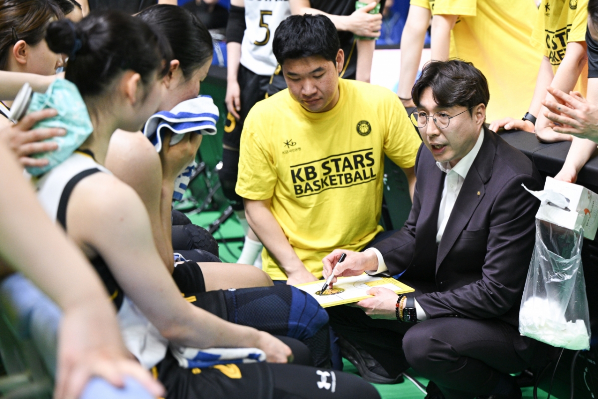 Тренер Ким Ван Су Йонгин KB Stars руководит операцией во время третьей игры чемпионата по профессиональному баскетболу среди женщин BNK Finance 2025-2026 годов, которая состоялась в закрытой гимназии Йонъин 26-го числа в 14:25 вечера. /Фото = Предоставлено WKBL.