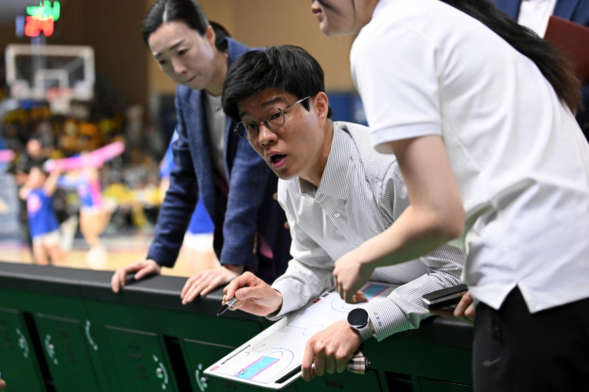 河相允（ハ·サンユン、中央）三星生命監督。 /写真=WKBL提供