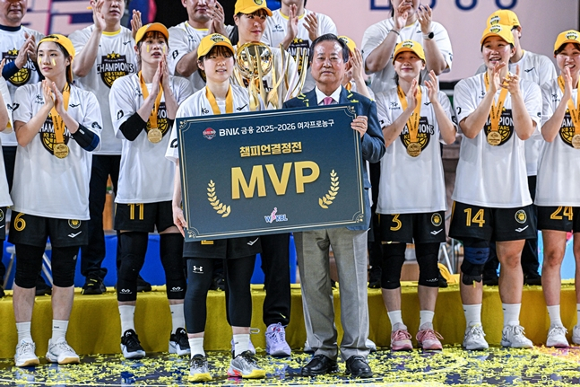 Хо Е Ын (слева) позирует после того, как был выбран MVP чемпионата. /Фото = Предоставлено WKBL.