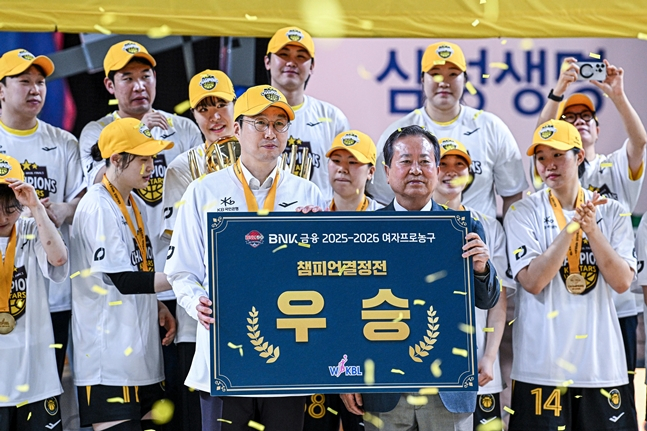 Ким Ван Су (слева) тренер КБ Старз, выигравший интегрированный чемпионат. /Фото = Предоставлено WKBL.