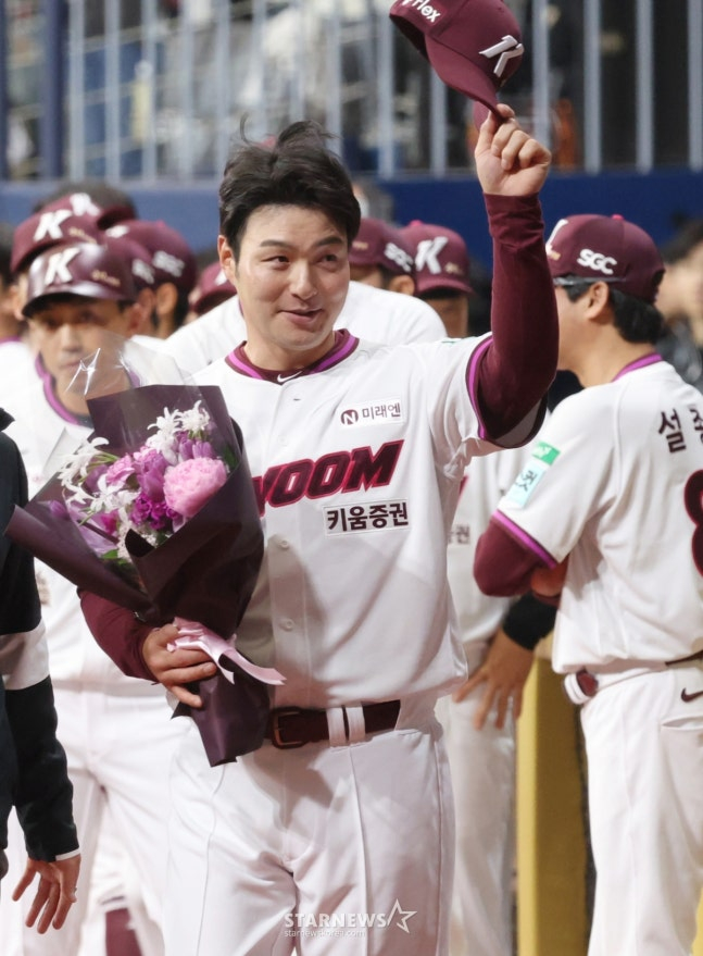 ファンに挨拶するパク·ビョンホ。 /写真=キム·ジンギョン待機者