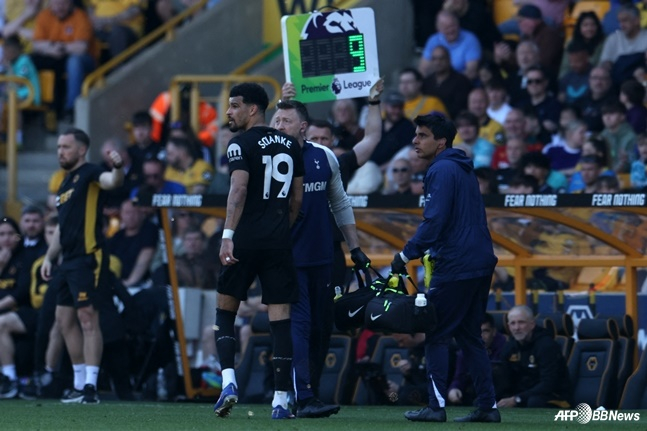 ドミニク·ソランケ（19番）がウルバーハンプトン·ワンダラーズと試合中に交代アウトになっている。 /AFPBBNews=ニュース1