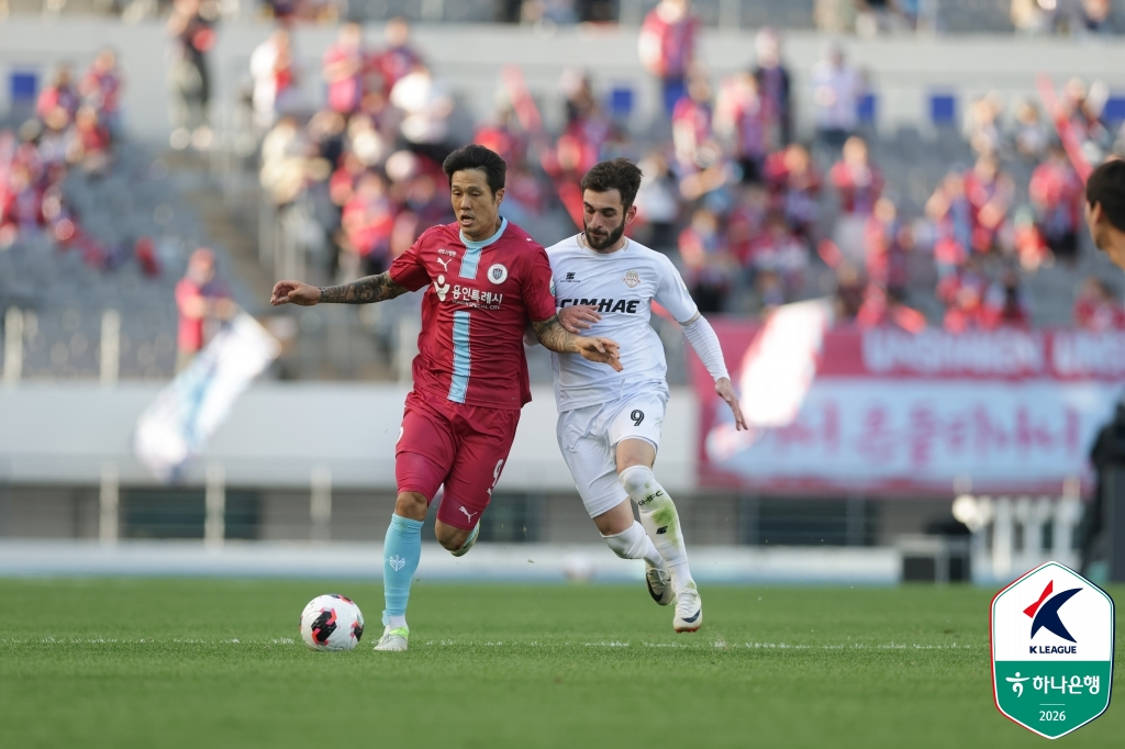 26日、龍仁ミルスタジアムで行われた龍仁FCと金海FCのハナ銀行Kリーグ2·2026·9ラウンド、熾烈なボール争いを繰り広げている龍仁ソク·ヒョンジュン（左）と金海ベッカ。/写真=韓国プロサッカー連盟提供