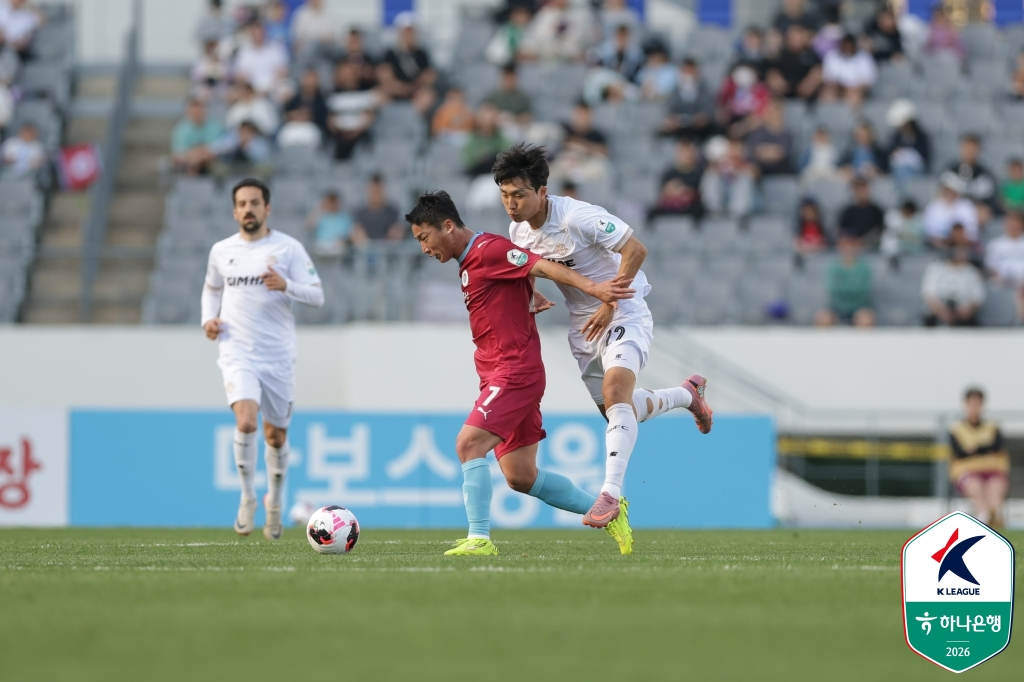 26日、龍仁ミルスタジアムで行われた龍仁FCと金海FCのハナ銀行Kリーグ2·2026·9ラウンド、激しいボール争いを繰り広げている龍仁の金ミンウ（左）と金海の朴サンジュン。 /写真=韓国プロサッカー連盟提供