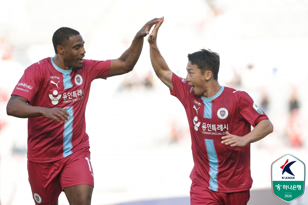 龍仁（ヨンイン）FCの金ミンウ（右）が26日、龍仁ミルスタジアムで行われた金海（キムヘ）FCとのハナ銀行Kリーグ2·2026ラウンドのホーム試合でゴールを決めた後、ガブリエルと一緒に喜んでいる。 /写真=韓国プロサッカー連盟提供