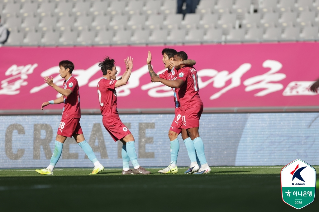 龍仁（ヨンイン）FCのソク·ヒョンジュン（右から2番目）が26日、龍仁ミルスタジアムで行われた金海（キムヘ）FCとのハナ銀行Kリーグ2·2026ラウンドのホーム試合でゴールを決めた後、同僚たちと喜んでいる。 /写真=韓国プロサッカー連盟提供