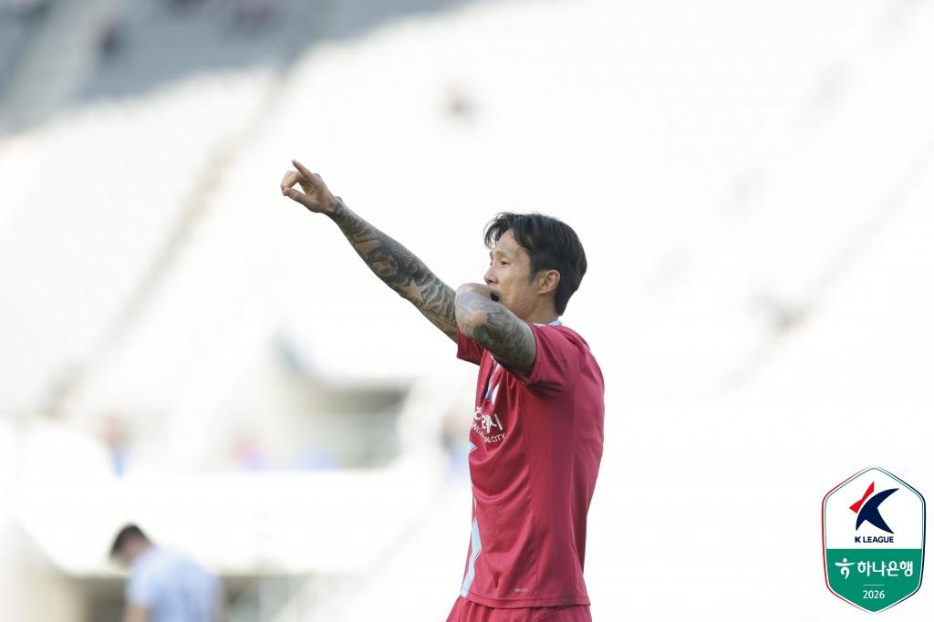 龍仁FCのソク·ヒョンジュンが26日、龍仁ミルスタジアムで行われた金海FCとのハナ銀行Kリーグ2·2026ラウンドのホーム試合でゴールを決めた後、ゴールセレモニーをしている。 /写真=韓国プロサッカー連盟提供