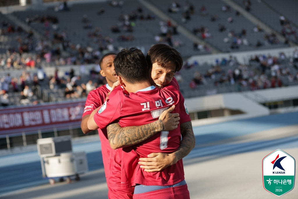Сок Хёнджун и Ким Мин У счастливы после совместного гола против ФК Кимхэ 26-го. /Фото = Предоставлено Корейской профессиональной футбольной федерацией.