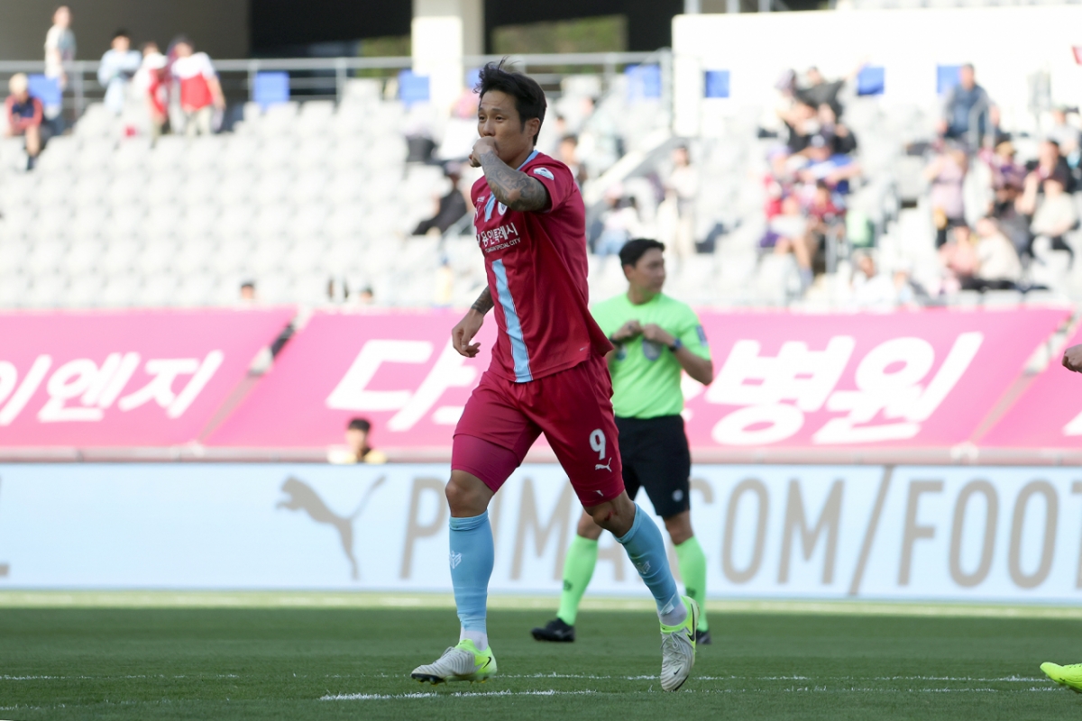 Нападающий ФК «Йонгин» Сок Хён Джун проводит церемонию гола после того, как забил свой дебютный гол в K-лиге банка Хана против ФК «Кимхэ» на стадионе «Мир» в Йонъине 26-го числа. /Фото = Предоставлено FC.