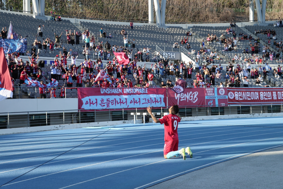 Нападающий ФК «Йонгин» Сок Хён Джун проводит церемонию гола после того, как забил дополнительный гол во второй половине матча K-League of Hana Bank 12269 против ФК «Химхэ», который состоялся на стадионе «Мир» в Йонъин 26-го числа. /Фото = Предоставлено FC.