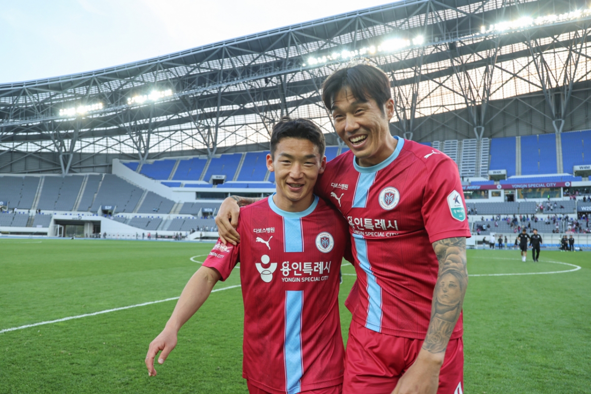 Нападающий ФК «Йонгин» Сок Хён Чжун (справа) доволен Ким Мин У после победы в K-лиге Хана Банка Kimhae FC на стадионе «Мир» в Йонъине 26-го числа. Оба гола Сок Хён Джуна в этот день забил Ким Мин У. /Фото = Предоставлено FC.