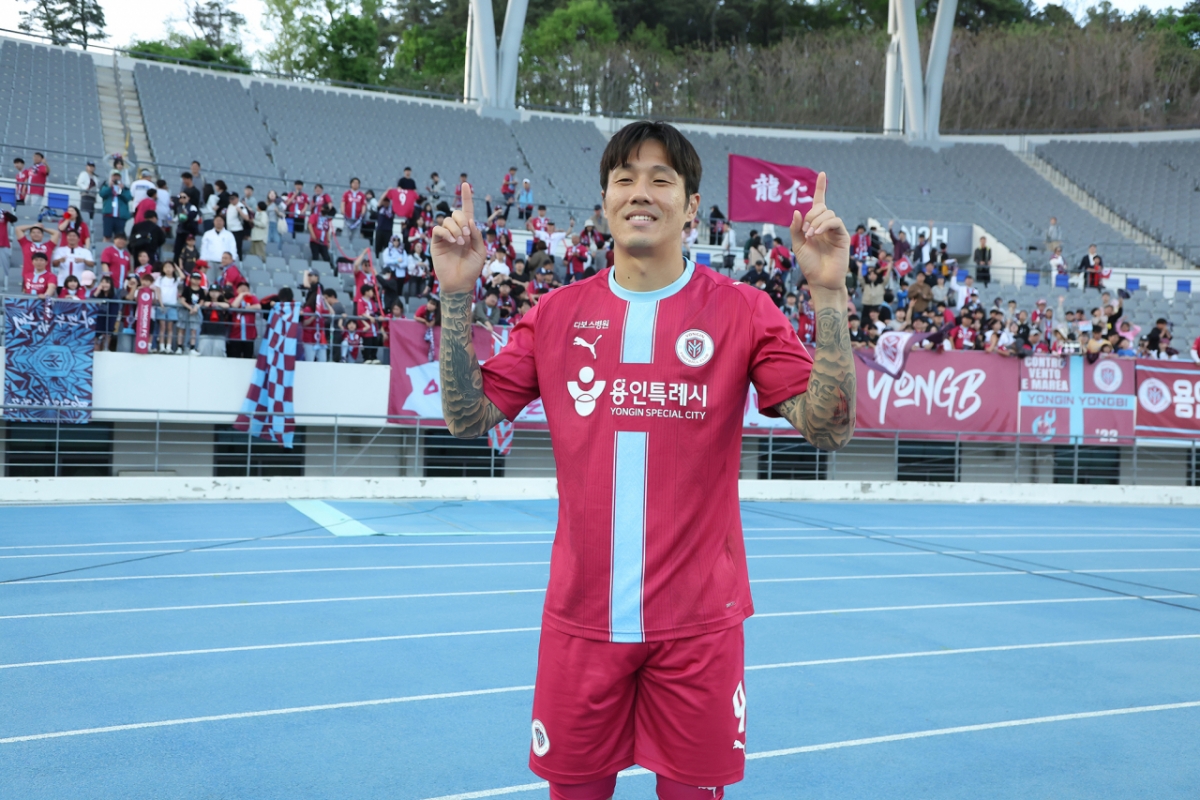 Нападающий ФК «Йонгин» Сок Хён Джун делает памятную фотографию перед фанатами после победы в матче K-League of Hana Bank 12269 тура против «Кимхэ», который состоялся на стадионе «Мир» в Йонъин 26-го числа. /Фото = Предоставлено FC.
