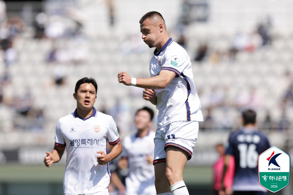 華城（ファソン）FCのFWプラナ（中央）が26日午後2時、木洞（モクドン）総合運動場のメインスタジアムで行われたソウルイーランドとの「ハナ銀行Kリーグ2·2026·9ラウンド」でゴールセレモニーをしている。 /写真=韓国プロサッカー連盟提供