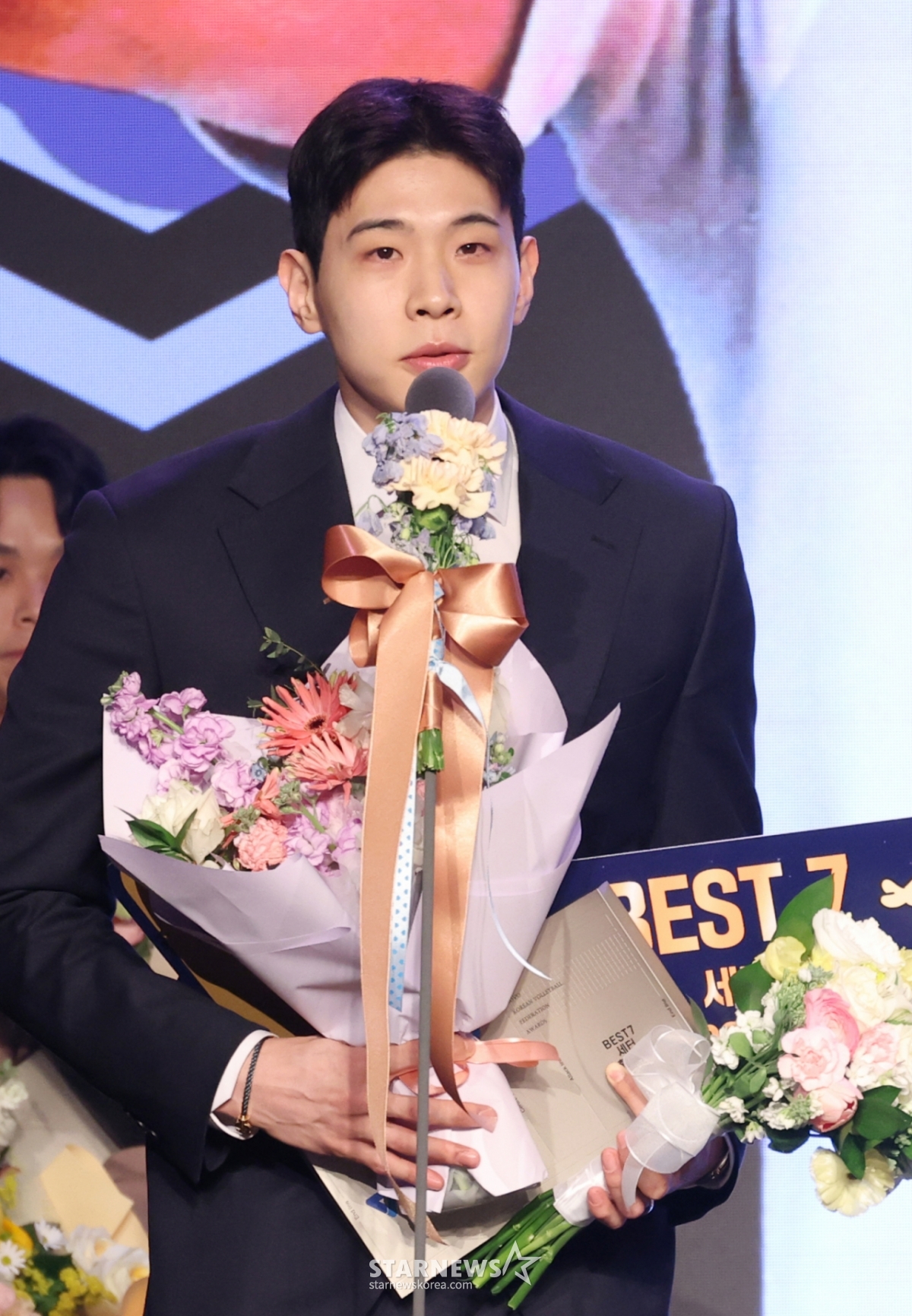 Lễ trao giải V-League 2025-2026 của Jin Air đã được tổ chức tại Vista Hall khách sạn Grand Walkerhill ở Gwangjin-gu, Seoul vào ngày 13.  Hwang Seung-bin (Hyundai Capital) đang phát biểu cảm nghĩ sau khi nhận được giải thưởng Best 7. /Ảnh = Người chờ đợi Kim Jin Kyung