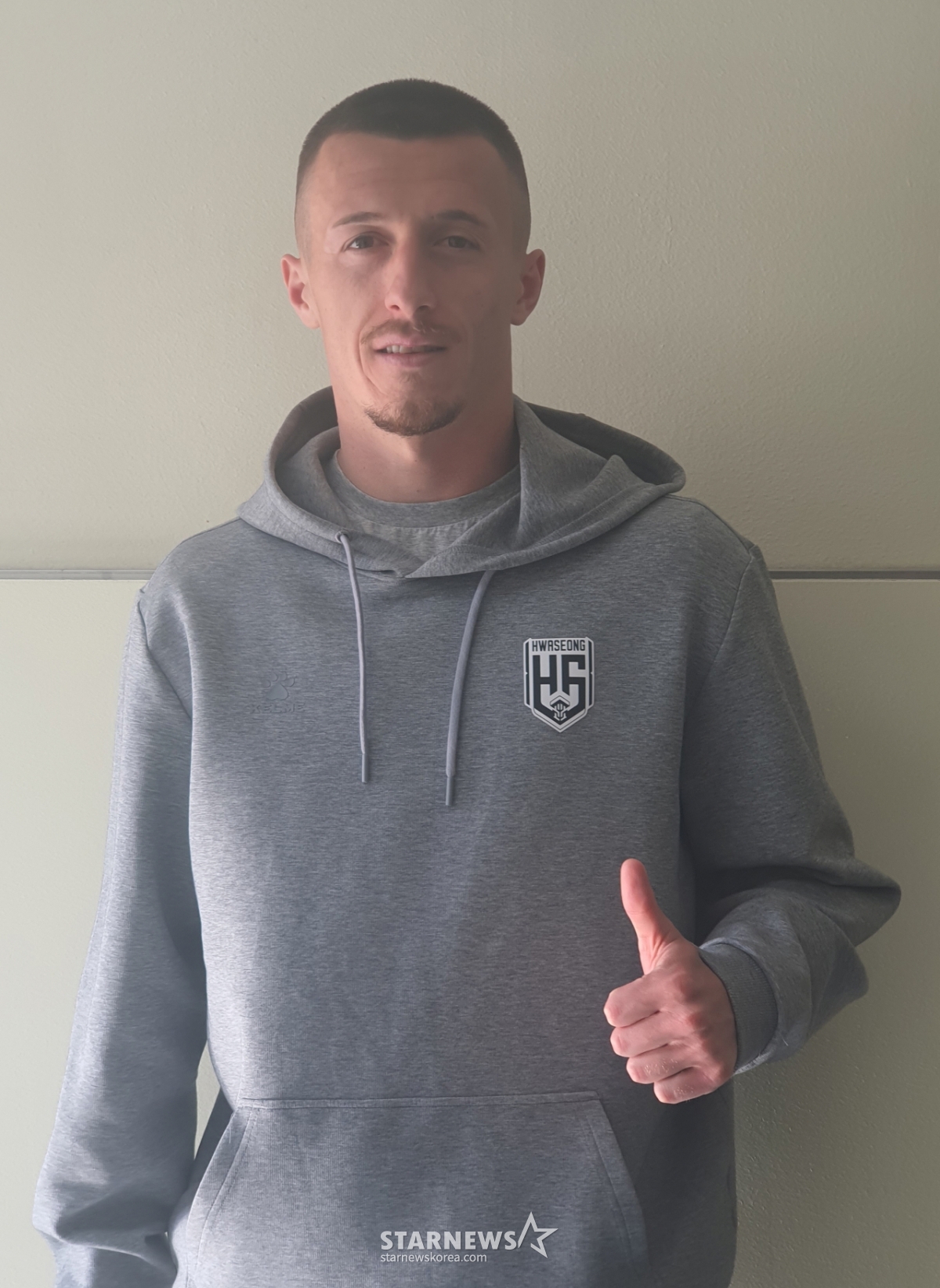 Плана позирует в микст-зоне после 20269 раундов K-лиги Hana Bank против E-Land в Сеуле, которые состоялись на главном стадионе стадиона Мокдонг 26-го числа. /Фото = Репортер Пак Джэ Хо