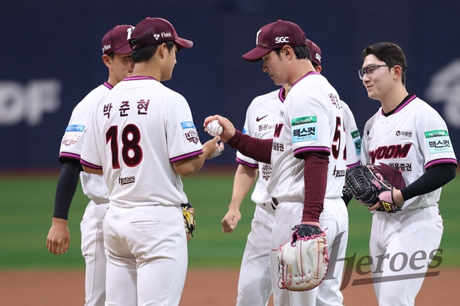 Park Joon-hyun (thứ hai từ trái sang) đang nhận quả bóng mà huấn luyện viên Park Byung-ho đã đưa./Ảnh = Anh hùng nuôi dưỡng