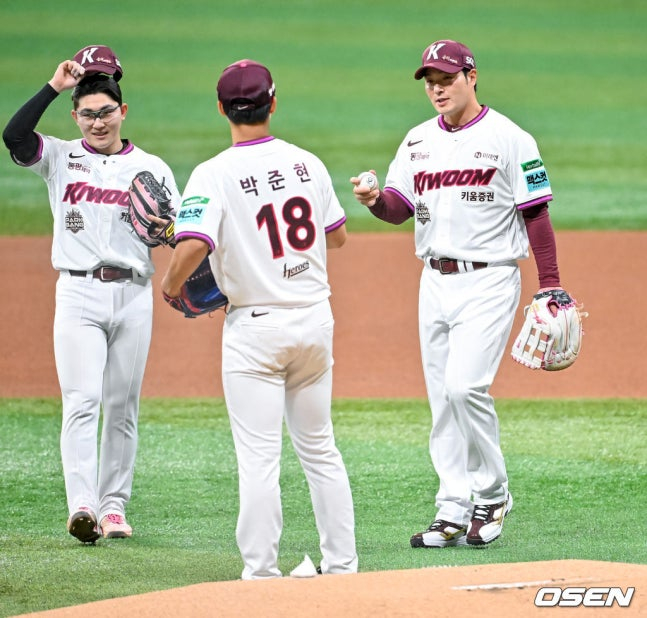 Huấn luyện viên Park Byung Ho (phải) chuyển bóng cho Park Joon Hyun (giữa) trước khi trận đấu bắt đầu vào ngày 26.