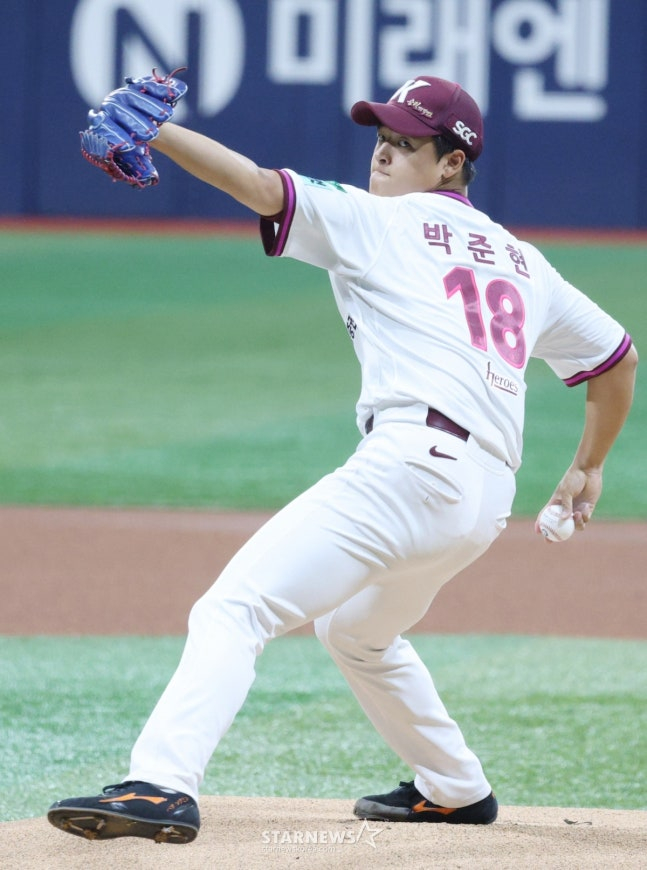 Với tốc độ tối đa 159km, Park Jun Hyun đã thể hiện tiềm năng rất lớn. /Ảnh = Người chờ đợi Kim Jin Kyung