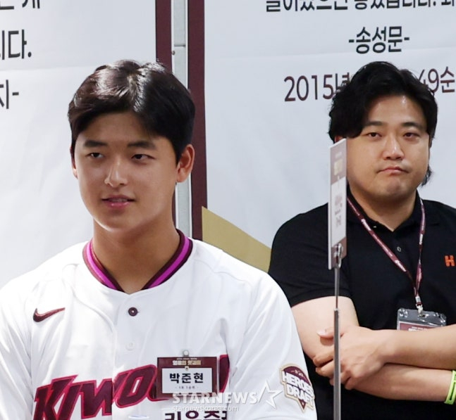 Park Jun-hyun (left) and coach Park Seok-min attended the Kiwoom Heroes rookie event held last September. /Photo=Senior reporter Kang Young-jo