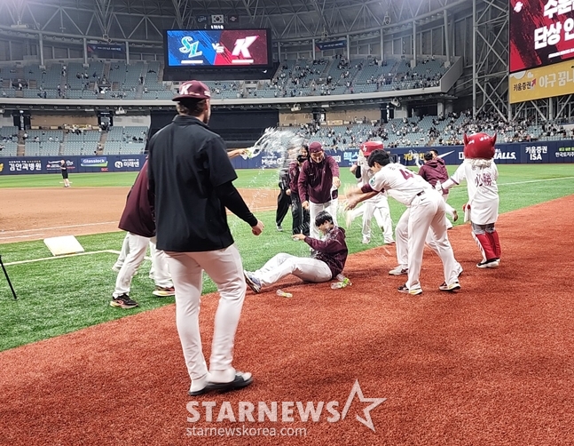 Park Jun-hyun, who is receiving enthusiastic congratulations for becoming the winning pitcher. /Photo=Reporter Park Soo-jin