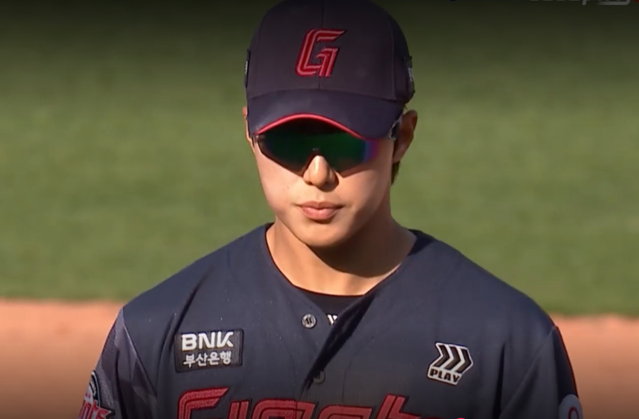 Lotte second baseman Han Tae-yang looks toward home plate after committing an error in the bottom of the 9th inning against KIA on the 26th. /Photo=Broadcast screen capture