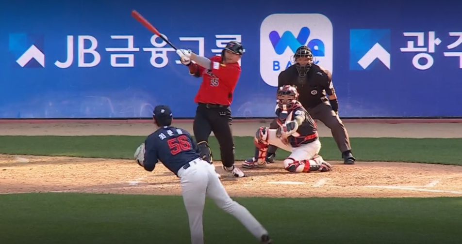 KIA's Han Jun-soo hits a ground ball to the first baseman in the bottom of the 9th inning. /Photo=Broadcast screen capture