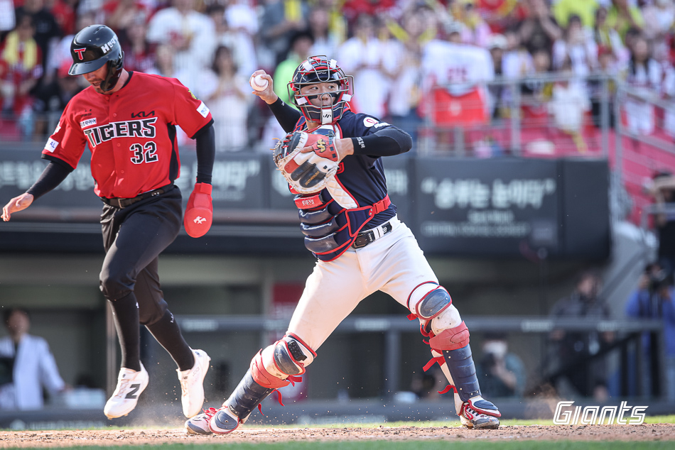 Lotte catcher Son Seong-bin (right) throws the ball to first base after forcing out Dale of KIA at home plate in the bottom of the 9th inning. /Photo=Lotte Giants