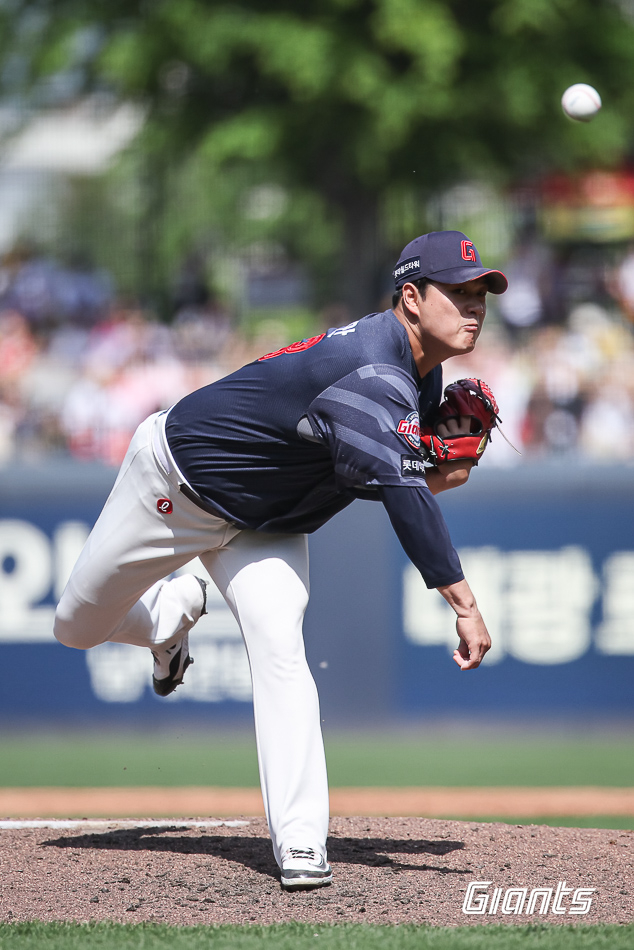 Lotte's Na Gyun-an pitches in the game against KIA on the 26th. /Photo=Lotte Giants