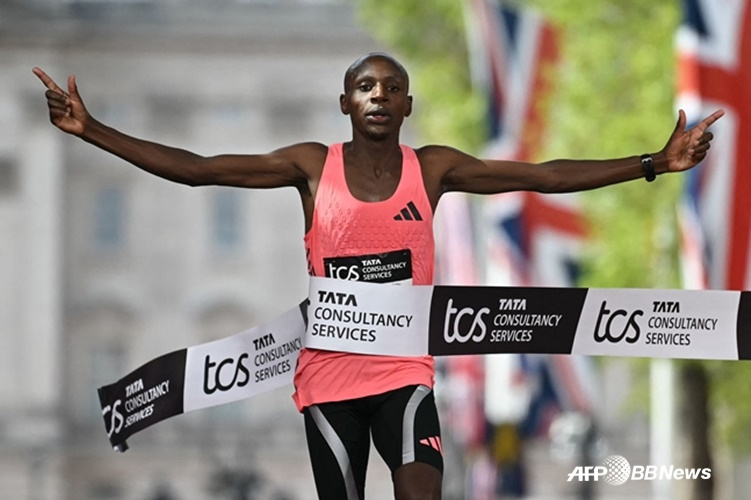 Сабастиан Саве переходит финишную черту. /AFPBBNews =Новости 1