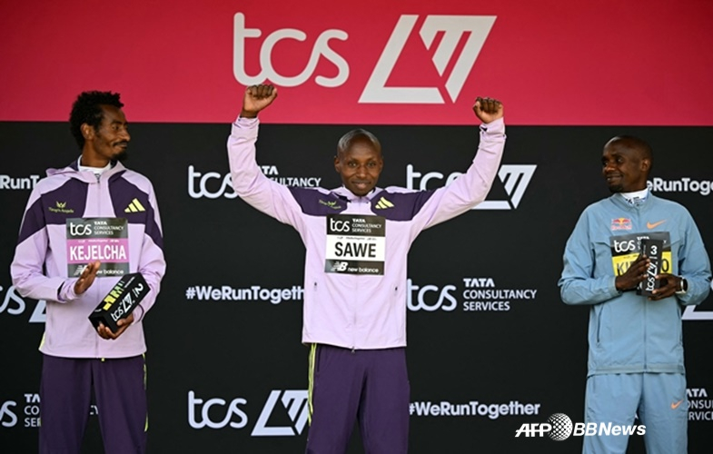 Сабастиан Саве, находящийся на самой высокой точке подиума. /AFPBBNews =Новости 1