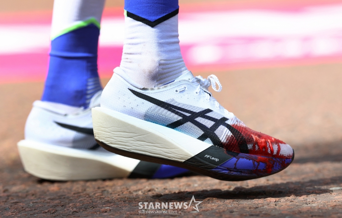 エイリス·マッコールガンのランニングシューズが血で染まっている。 /ロイター=ニュース1