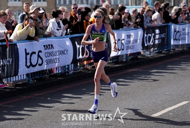 けがにも力走するエイリス·マッコールガンの姿。/ロイター=ニュース1