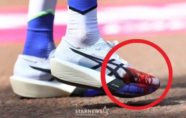 마라톤 경기 중 런닝화 관련 보도 이미지