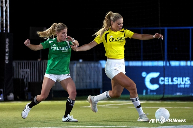 Yutta Leerdam participating in the charity soccer tournament (right). /AFPBBNews=NEWS1