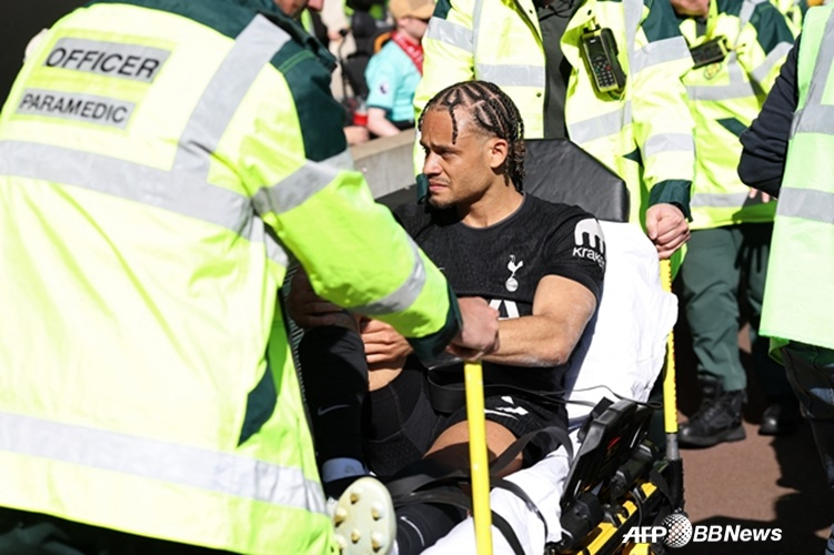 Savio Simons being carried off on a stretcher. /AFPBBNews=NEWS1