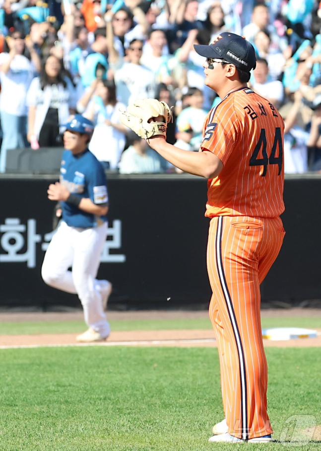 ハンファ·イーグルスの金ソヒョンが26日、NCダイノスとのホーム試合7回に2ランホームランを打たれて残念がっている。 /写真=ニュース1