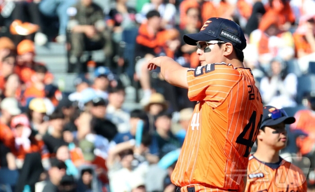 ハンファ·イーグルスの金ソヒョンが26日、NCダイノスとのホーム試合7回に2ランホームランを打たれて困惑している。 /写真=ニュース1