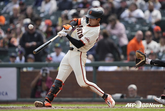 サンフランシスコ·ジャイアンツの李ジョンフが27日、マイアミ·マーリンズと2026年米大リーグ（MLB）ホーム試合で安打を放っている。 /AFPBBNews=ニュース1