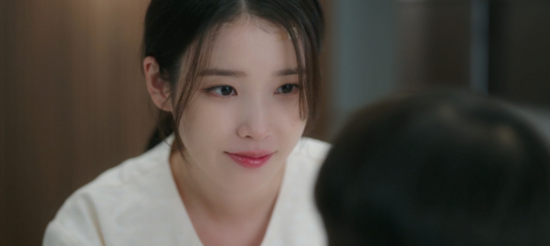 아이유, 내진연·청혼·요트 키스까지..'21세기 대군부인' 당찬 성희주 빛나는 존재감