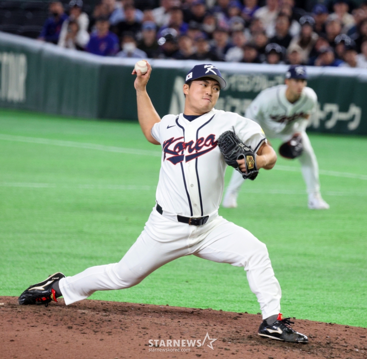 上月8日,在东京巨蛋体育场举行的2026 WBC东京POOL韩国队与台湾队的比赛第8回合初,韩国右腕投手高禹锡正在投球。 =照片=高级记者姜英祖。