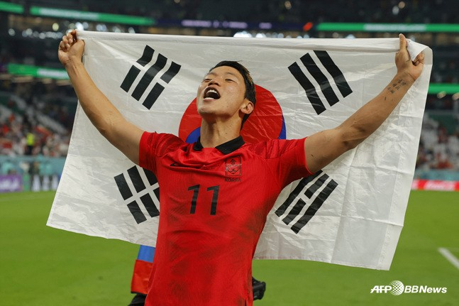 大韓民国のFWファン·ヒチャンが2022年12月3日に開かれたポルトガルと2022カタールW杯1次リーグH組の最終戦で逆転決勝ゴールを決め、2-1の勝利を導いた後、太極旗を手にして喜んでいる。 /写真=AFPBBNews=ニュース1