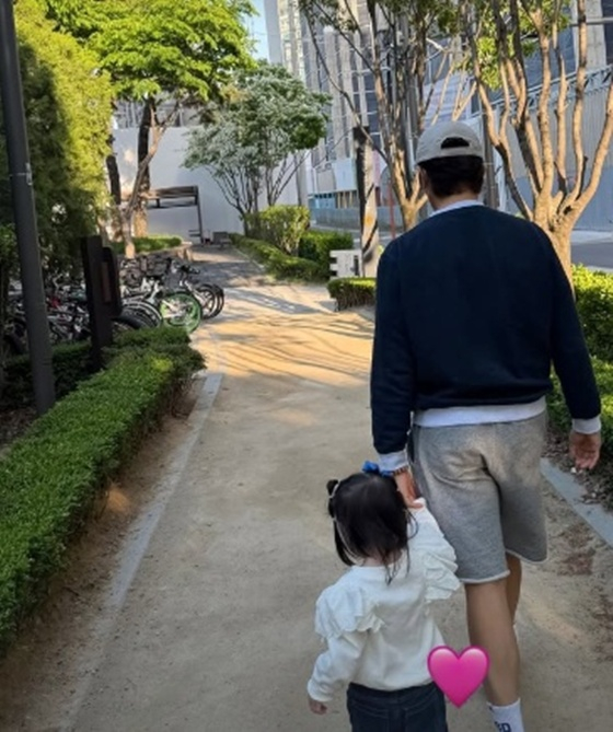 '딸바보' 이병헌, 3살 딸과 포착..♥이민정이 공개한 투샷 눈길