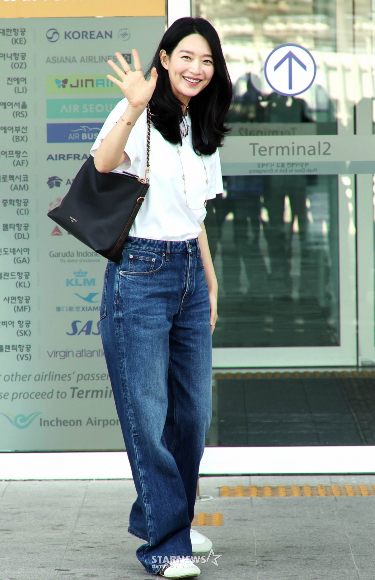 俳優のシン·ミナがファッションブランドの日程のため、モロッコに27日午前、仁川国際空港を通じて出国している。 2026.04.27 /写真=イム·ソンギュンtjdrbs23@
