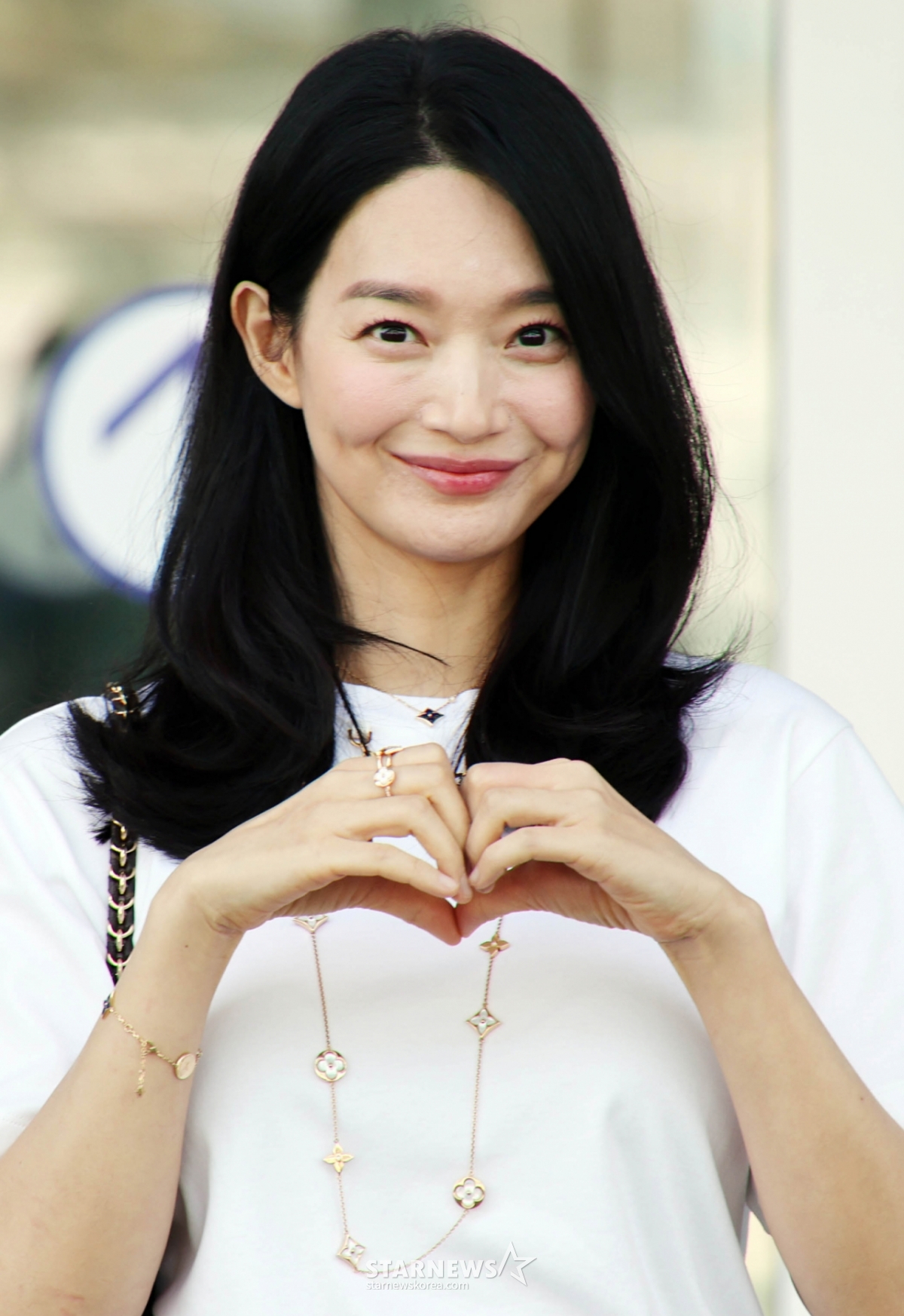 俳優のシン·ミナがファッションブランドの日程のため、モロッコに27日午前、仁川国際空港を通じて出国している。 2026.04.27 /写真=イム·ソンギュンtjdrbs23@