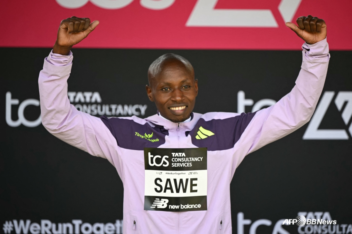 授賞式で明るく笑うサウェ。 /AFPBBNews=ニュース1