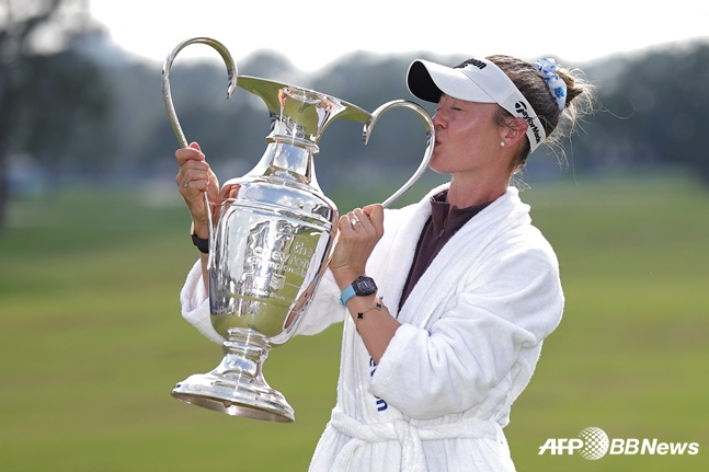 27-го числа Нелли Кода выиграла первый крупный турнир сезона LPGA Tour, Chevron Championship (общий призовой фонд в размере 9 миллионов долларов), и присоединилась к трофею. /AFPBBNews =Новости 1