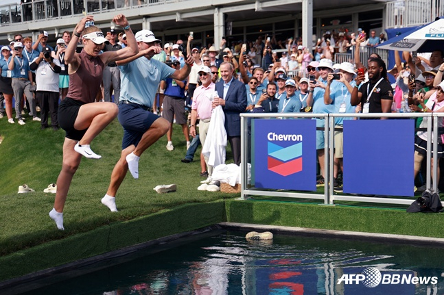 Нелли Кода (слева) бросается в пруд после победы на чемпионате Chevron (9 миллионов долларов в общей сложности) на первом крупном турнире сезона LPGA Tour 27-го числа. /AFPBBNews =Новости 1